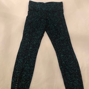 Ankle-length, turquoise and black pattern legging